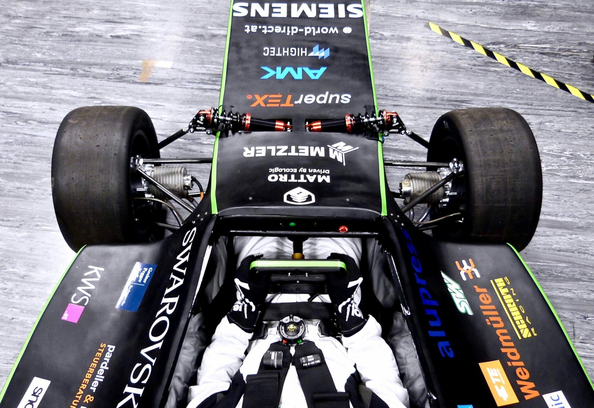 e01 race car